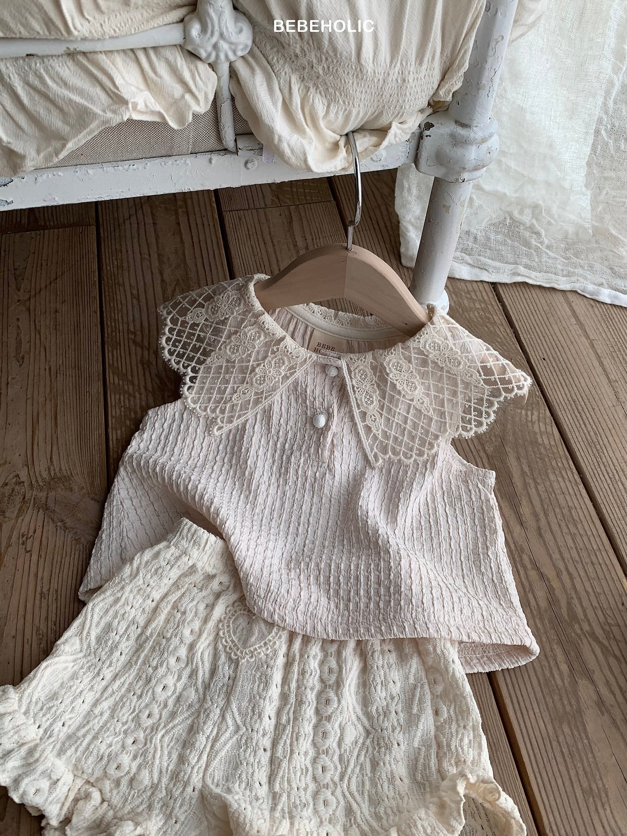 Lace collar T