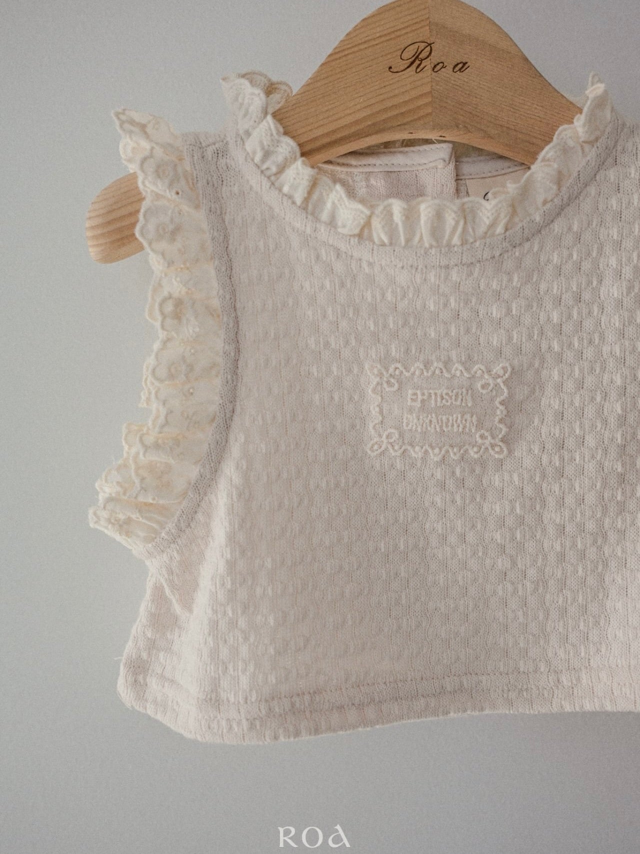 Frill sleeveless vest