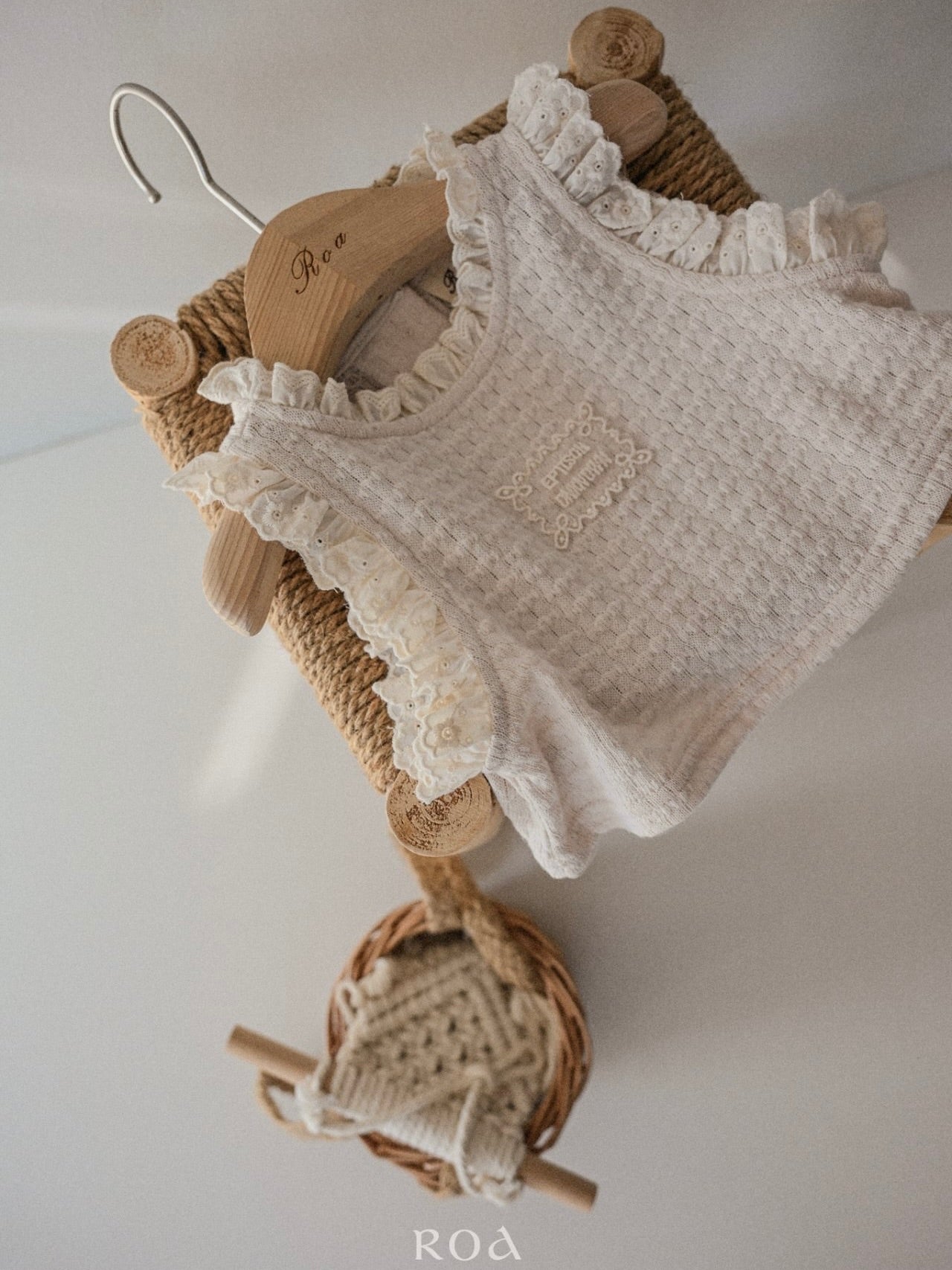 Frill sleeveless vest