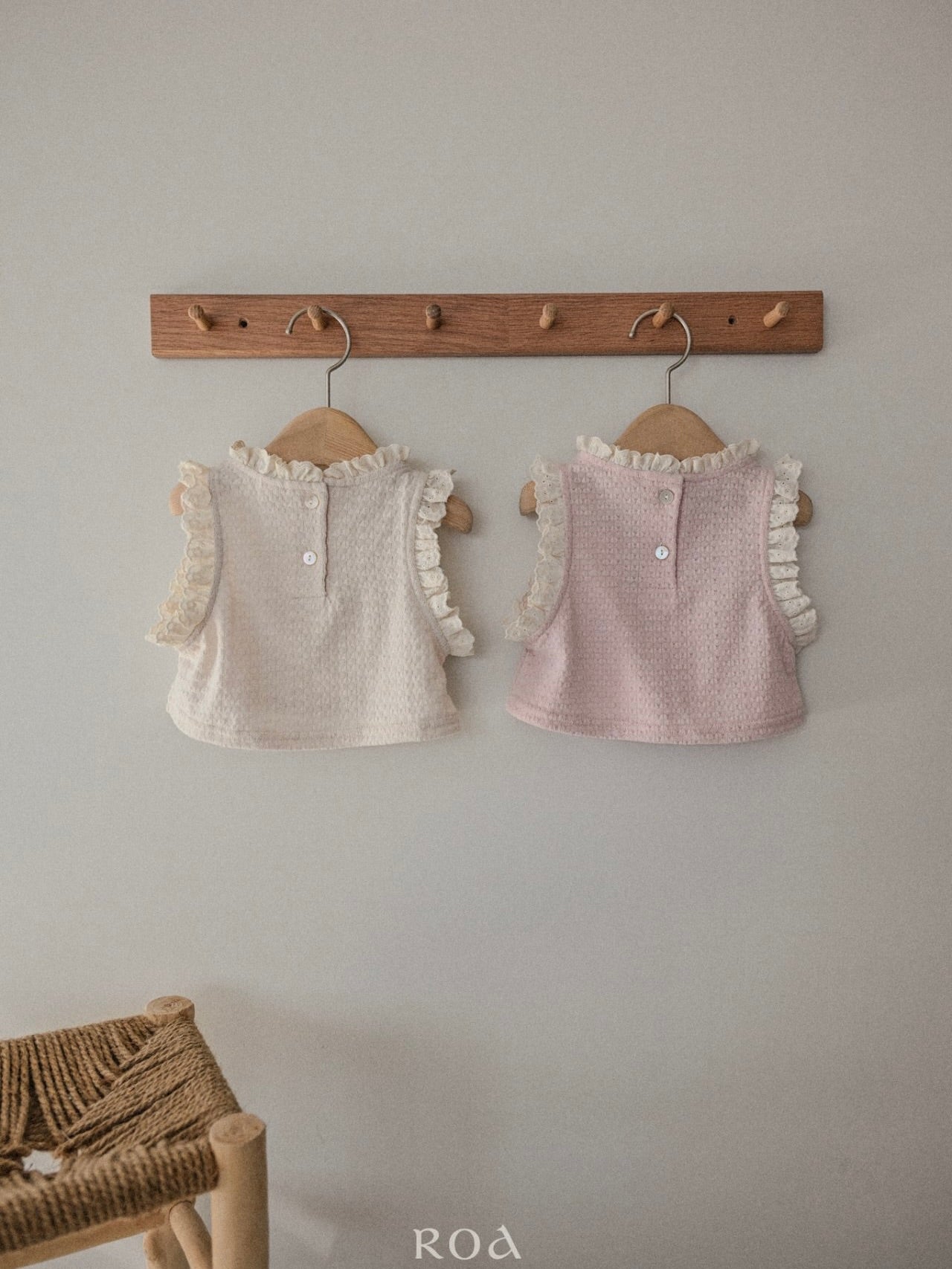 Frill sleeveless vest