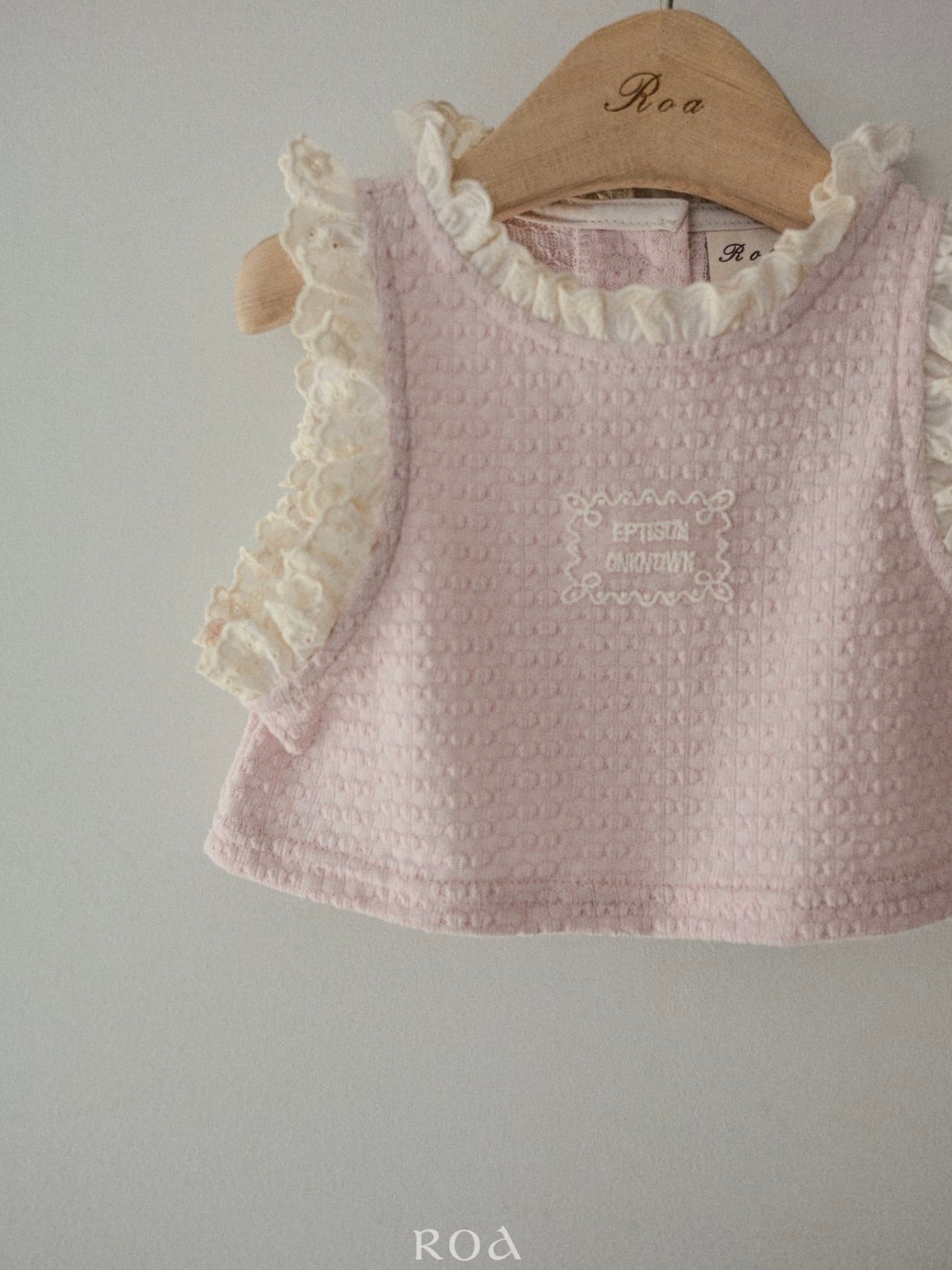 Frill sleeveless vest