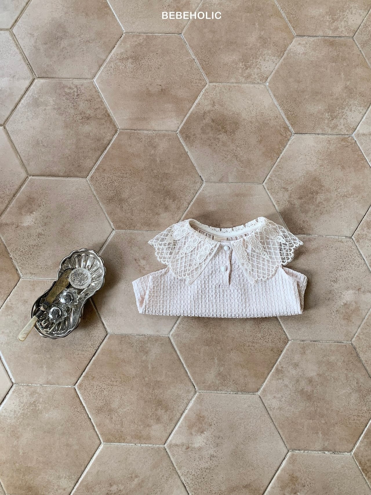 Lace collar T
