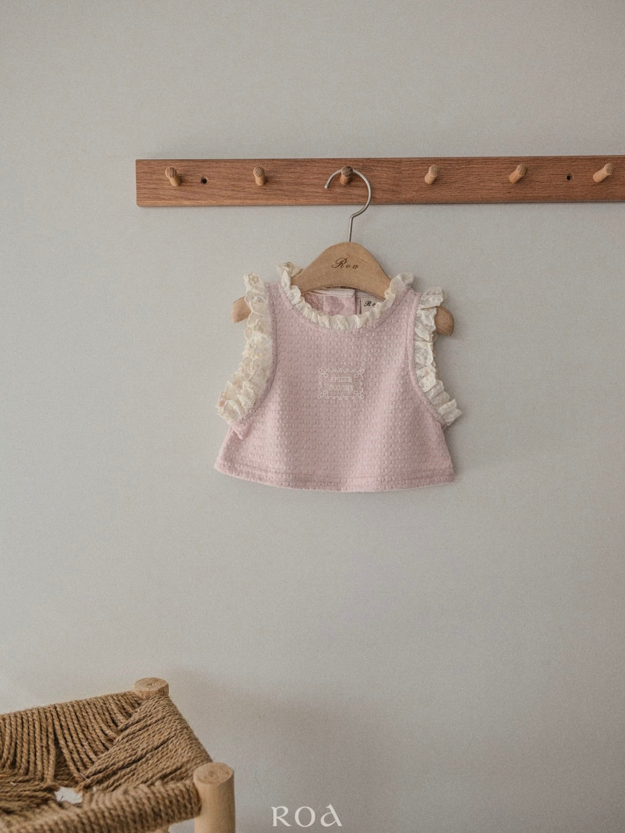 Frill sleeveless vest