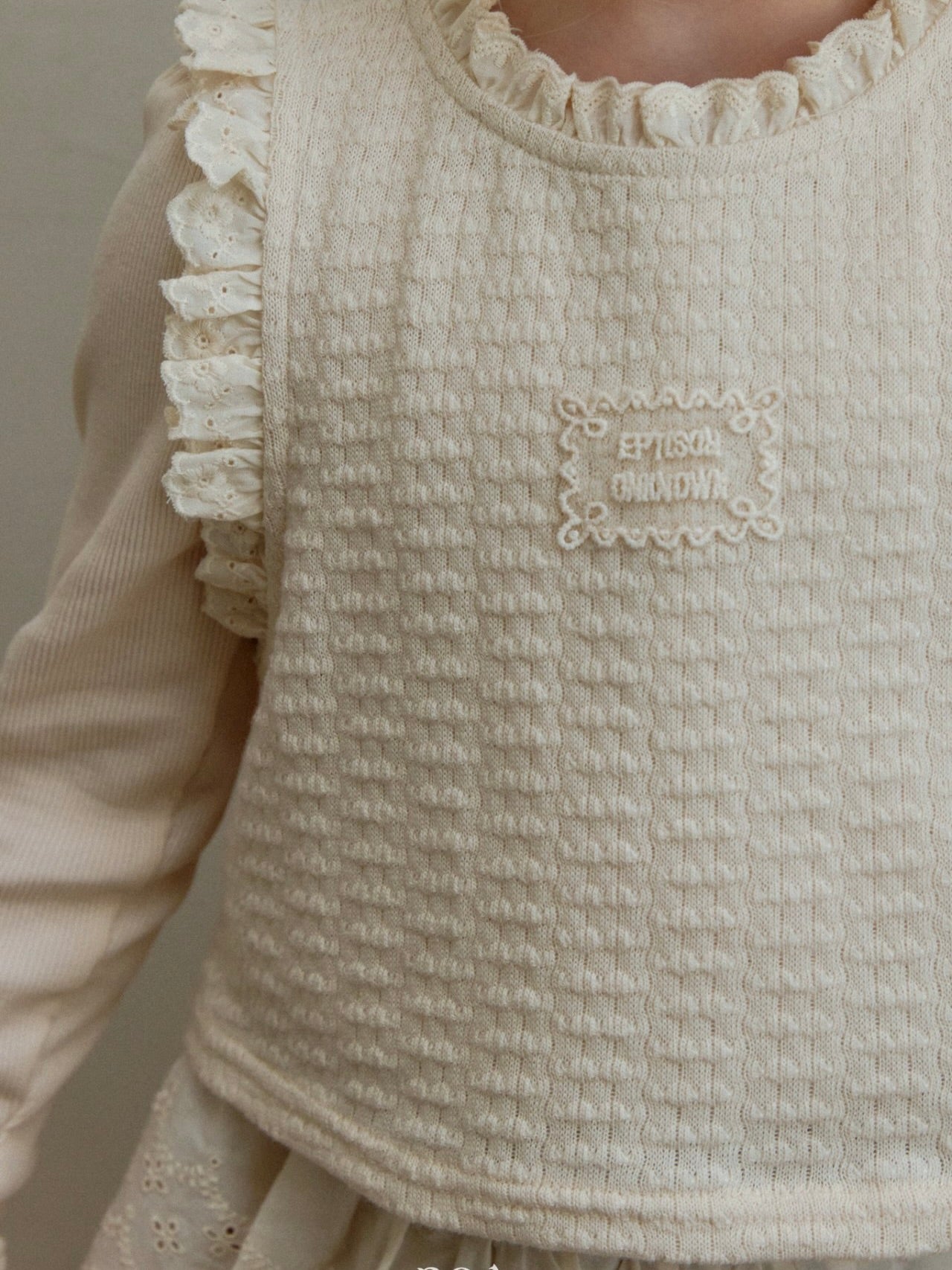 Frill sleeveless vest