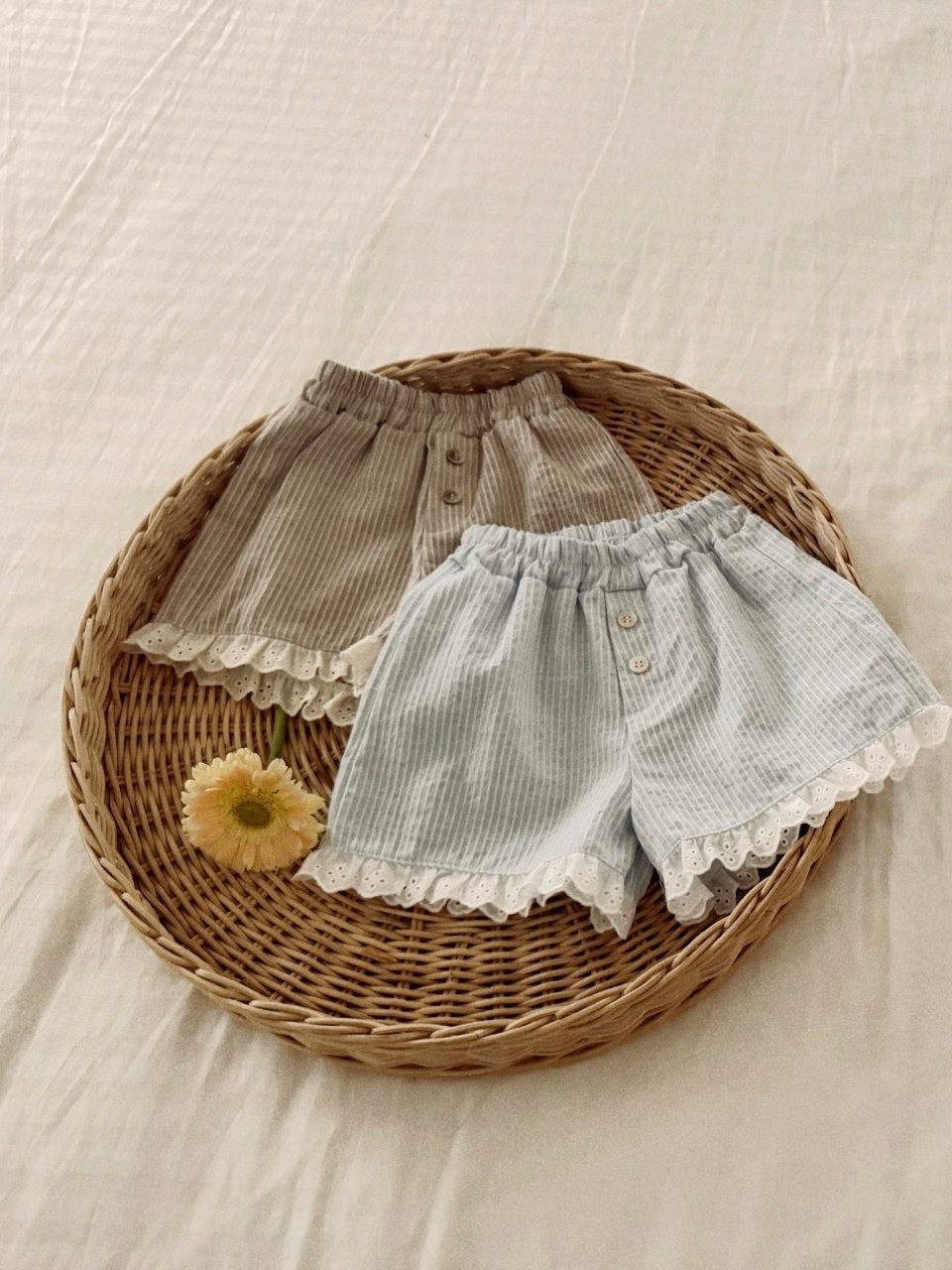 Classic lace half pants