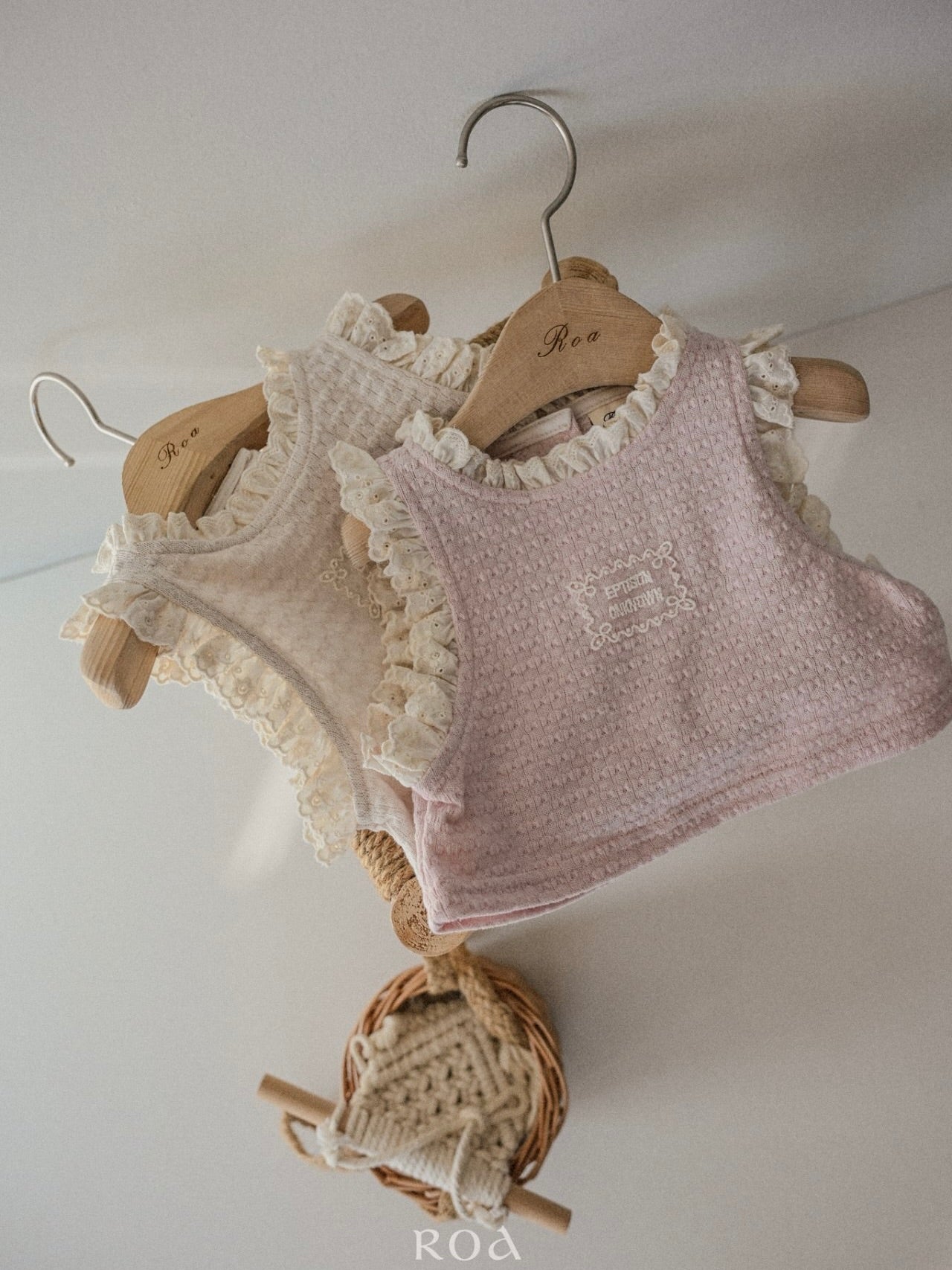 Frill sleeveless vest