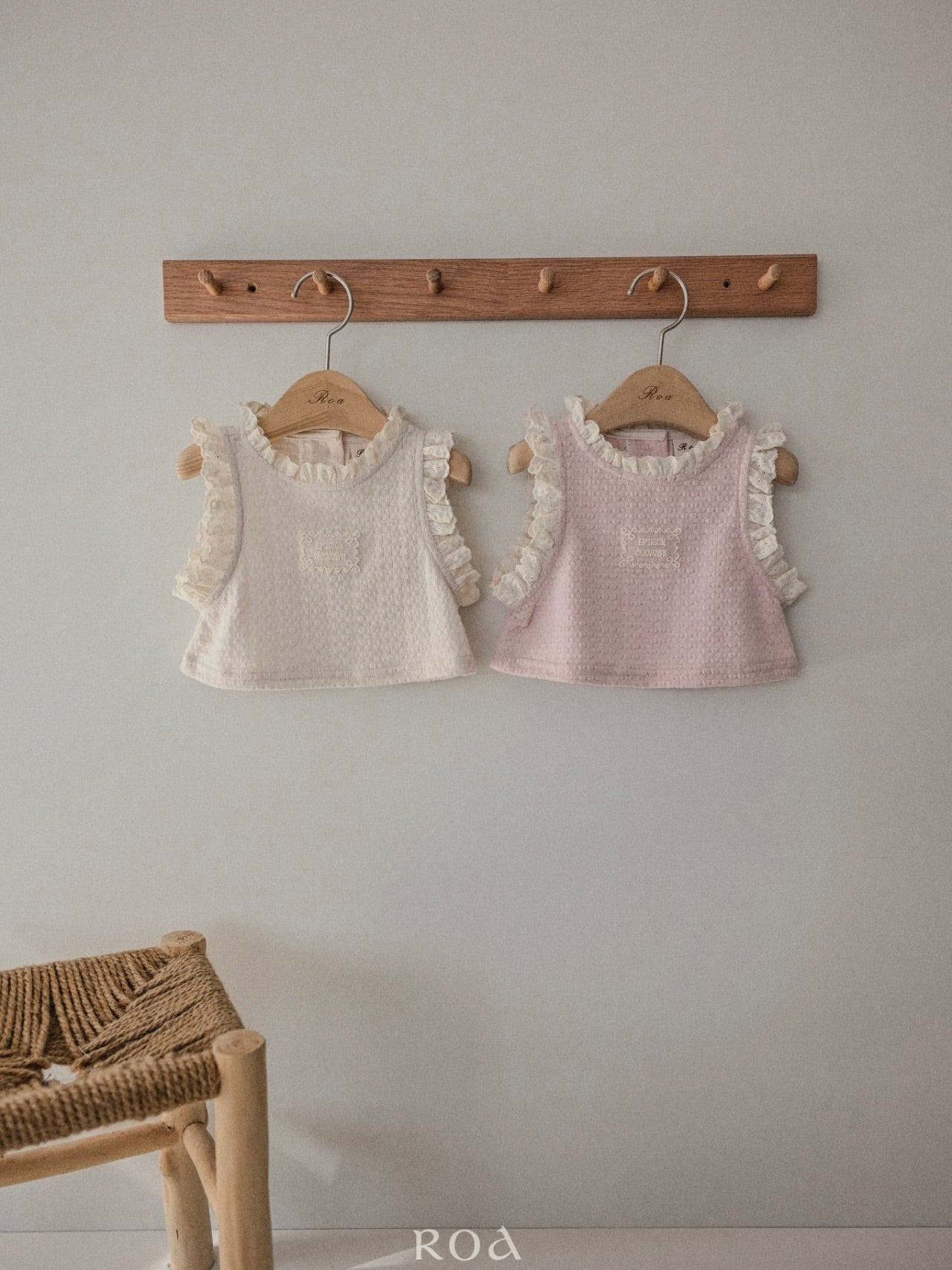 Frill sleeveless vest