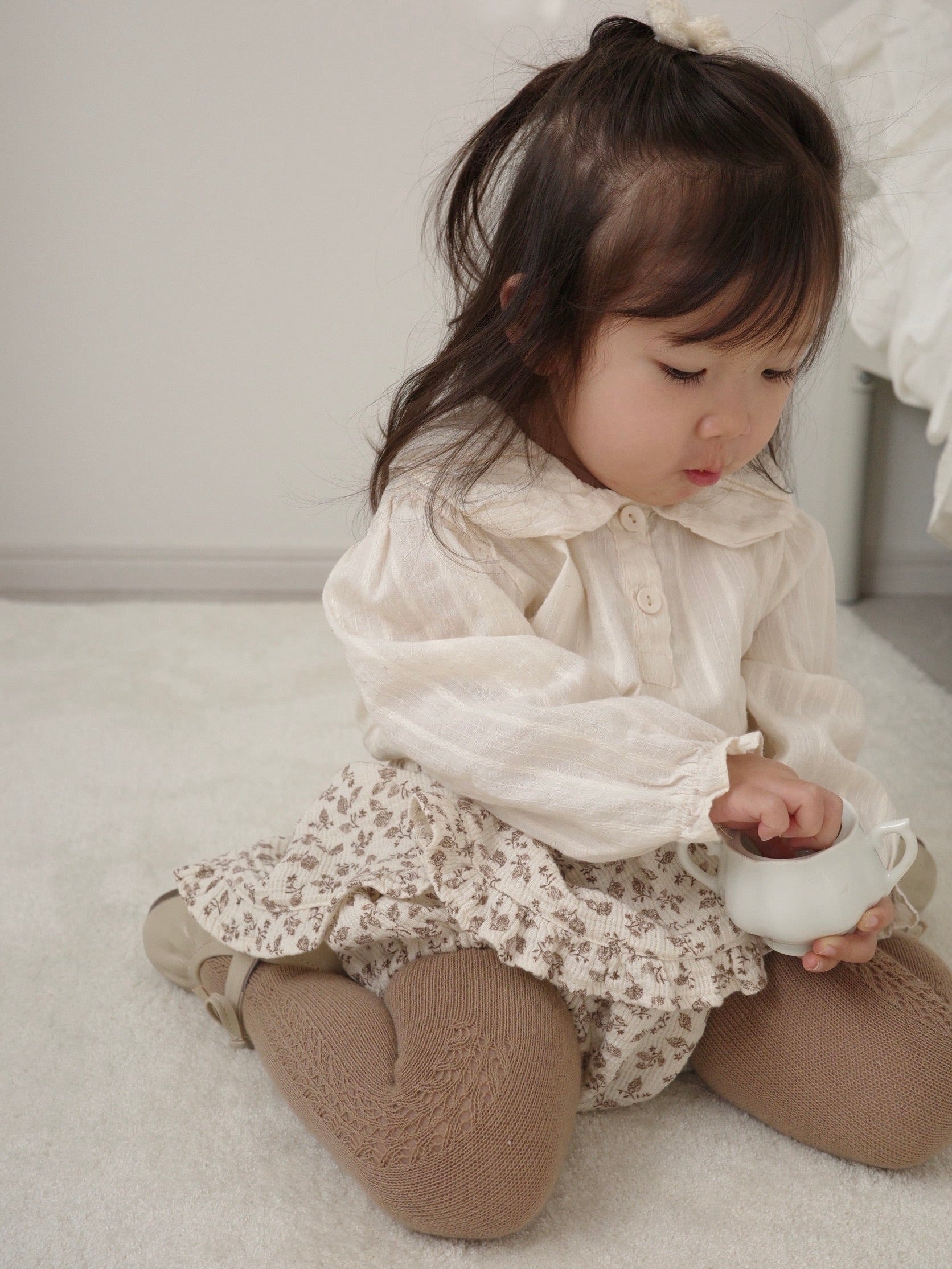 Volume collar blouse