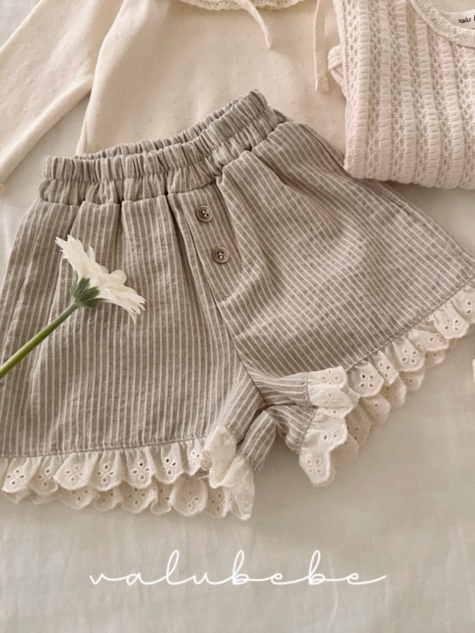 Classic lace half pants