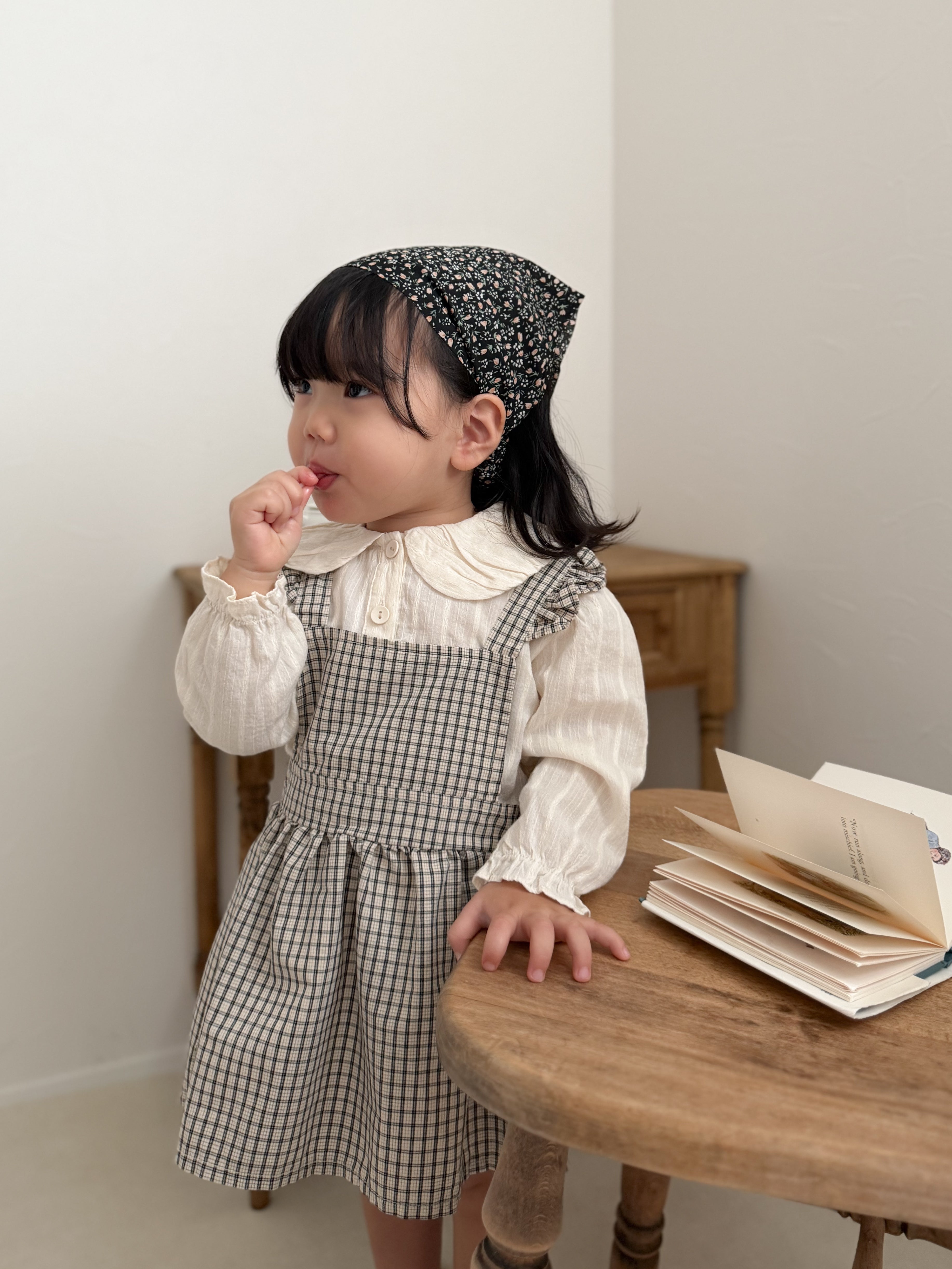 Volume collar blouse