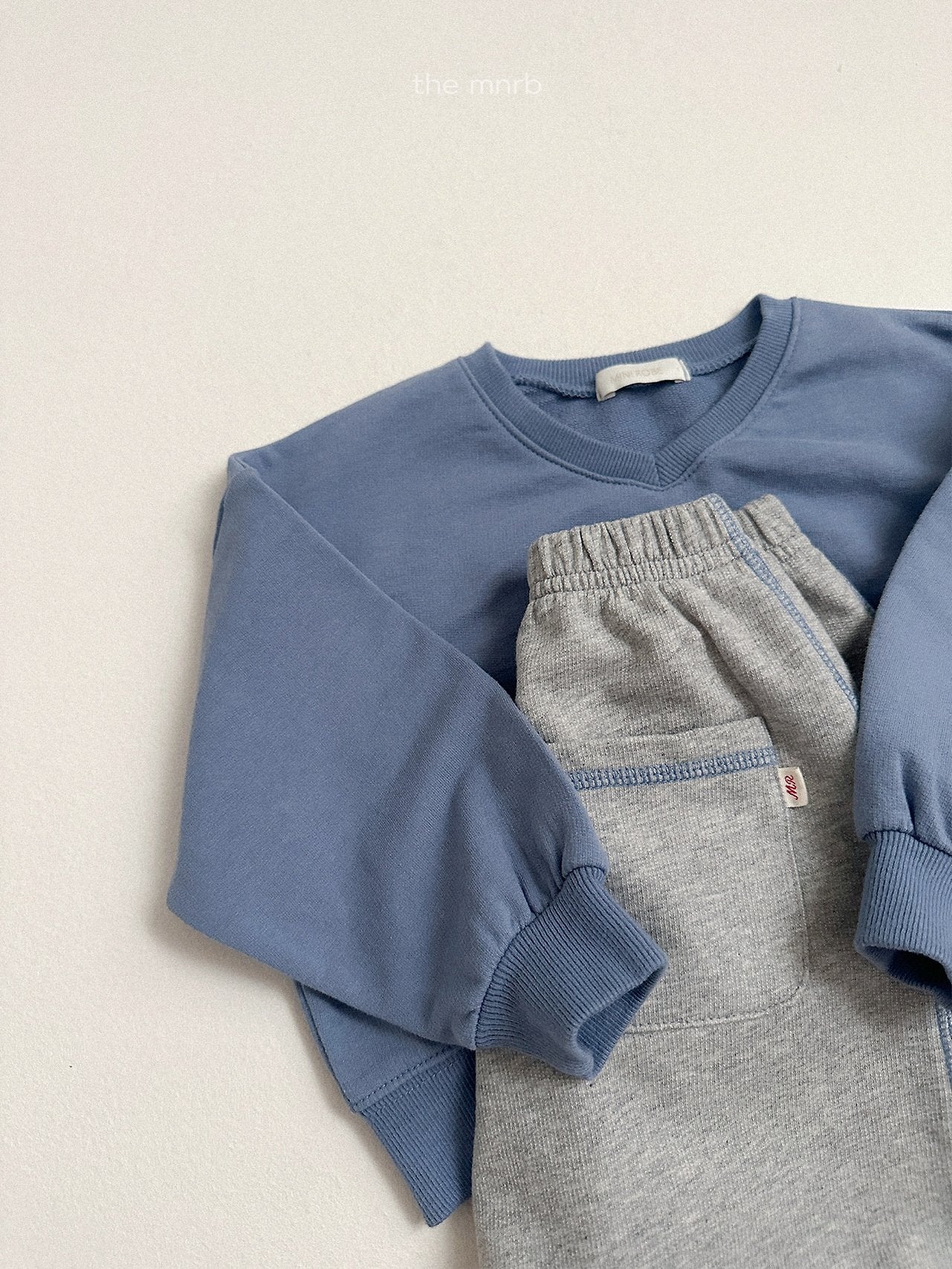 Low V-neck sweatshirt