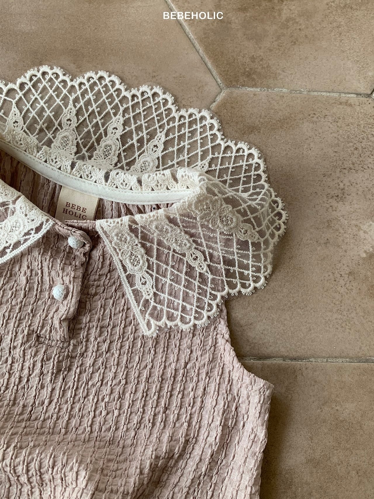 Lace collar T