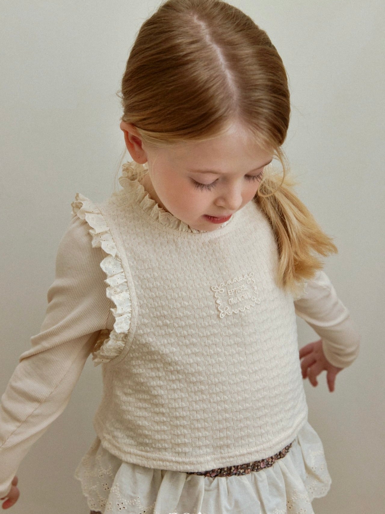 Frill sleeveless vest