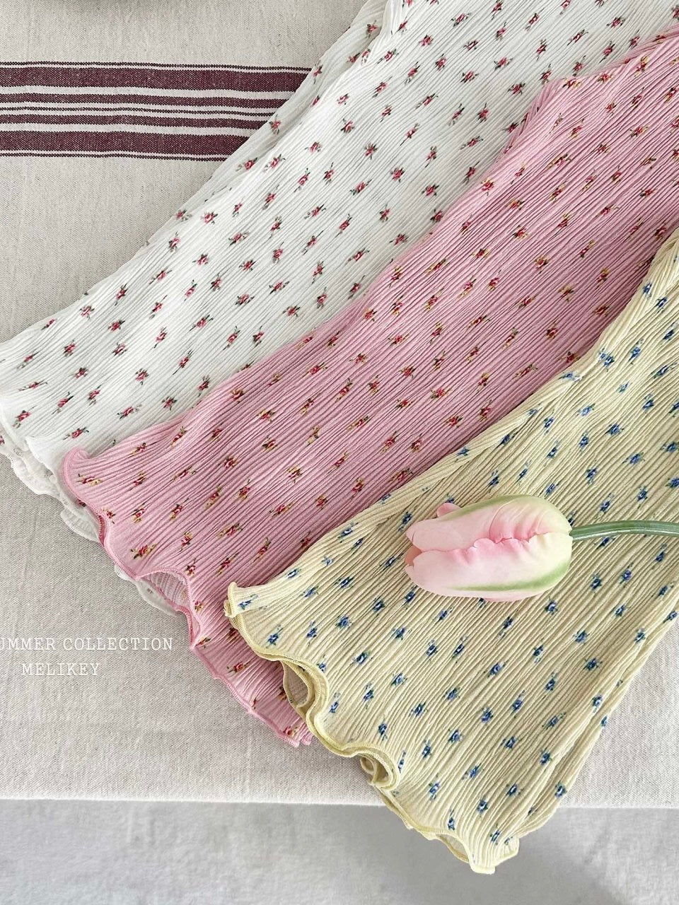 Floral pleated pants