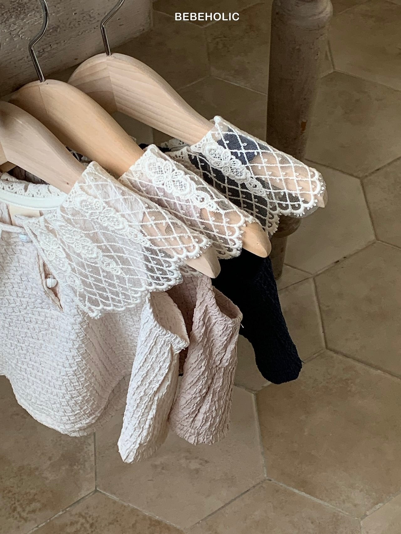 Lace collar T