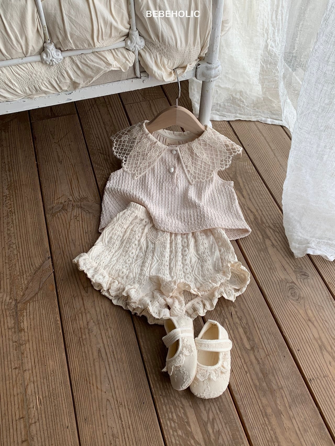 Lace collar T