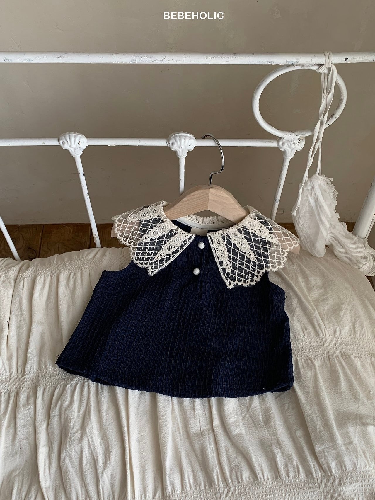 Lace collar T