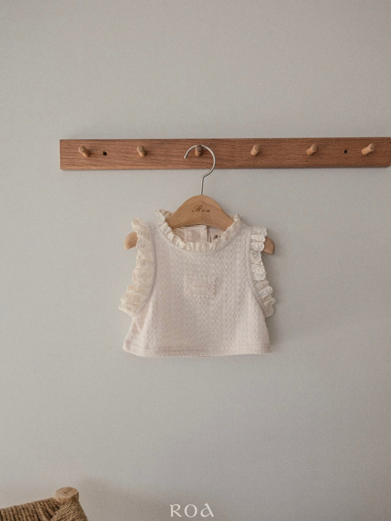 Frill sleeveless vest