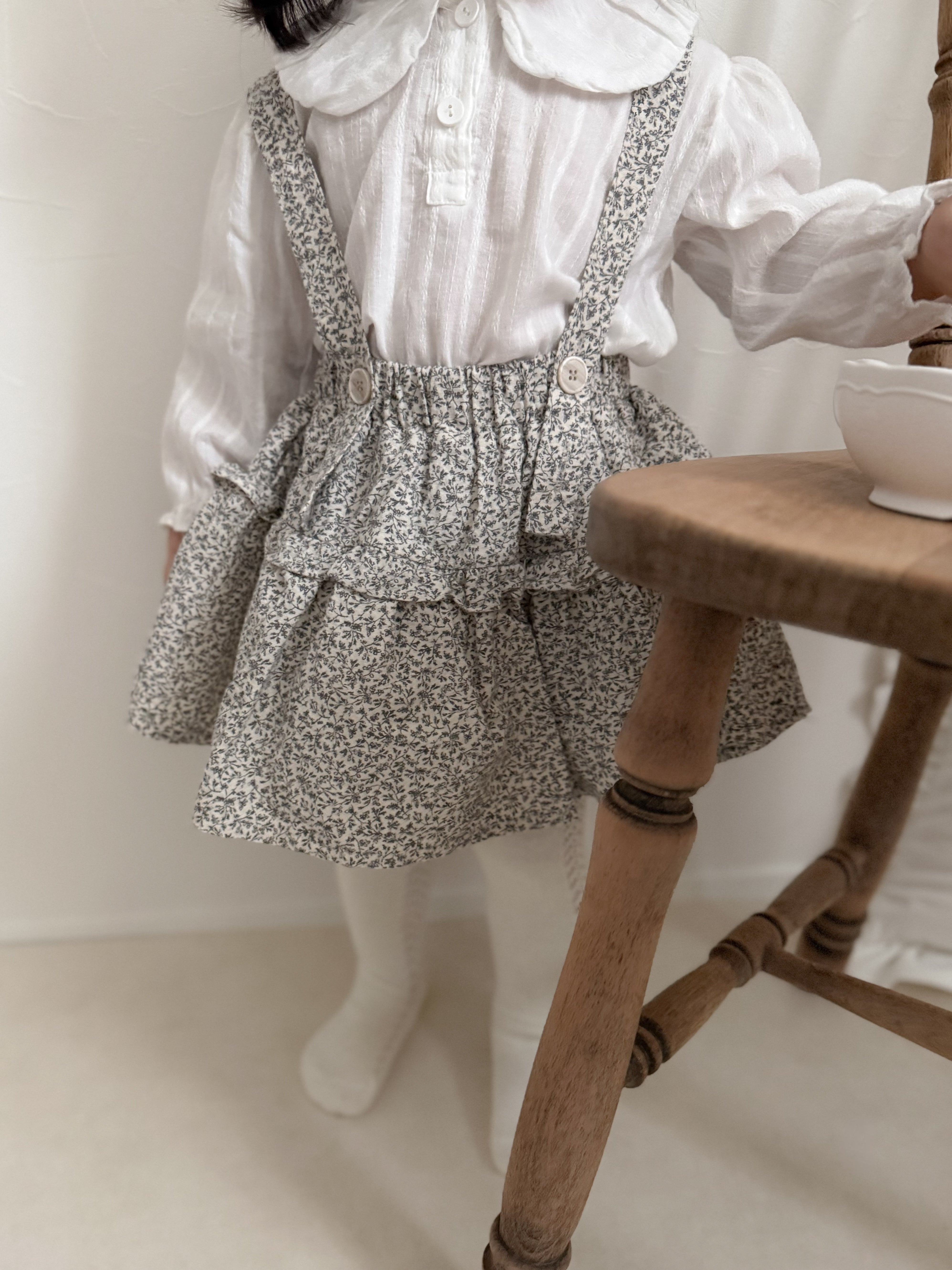 Volume collar blouse